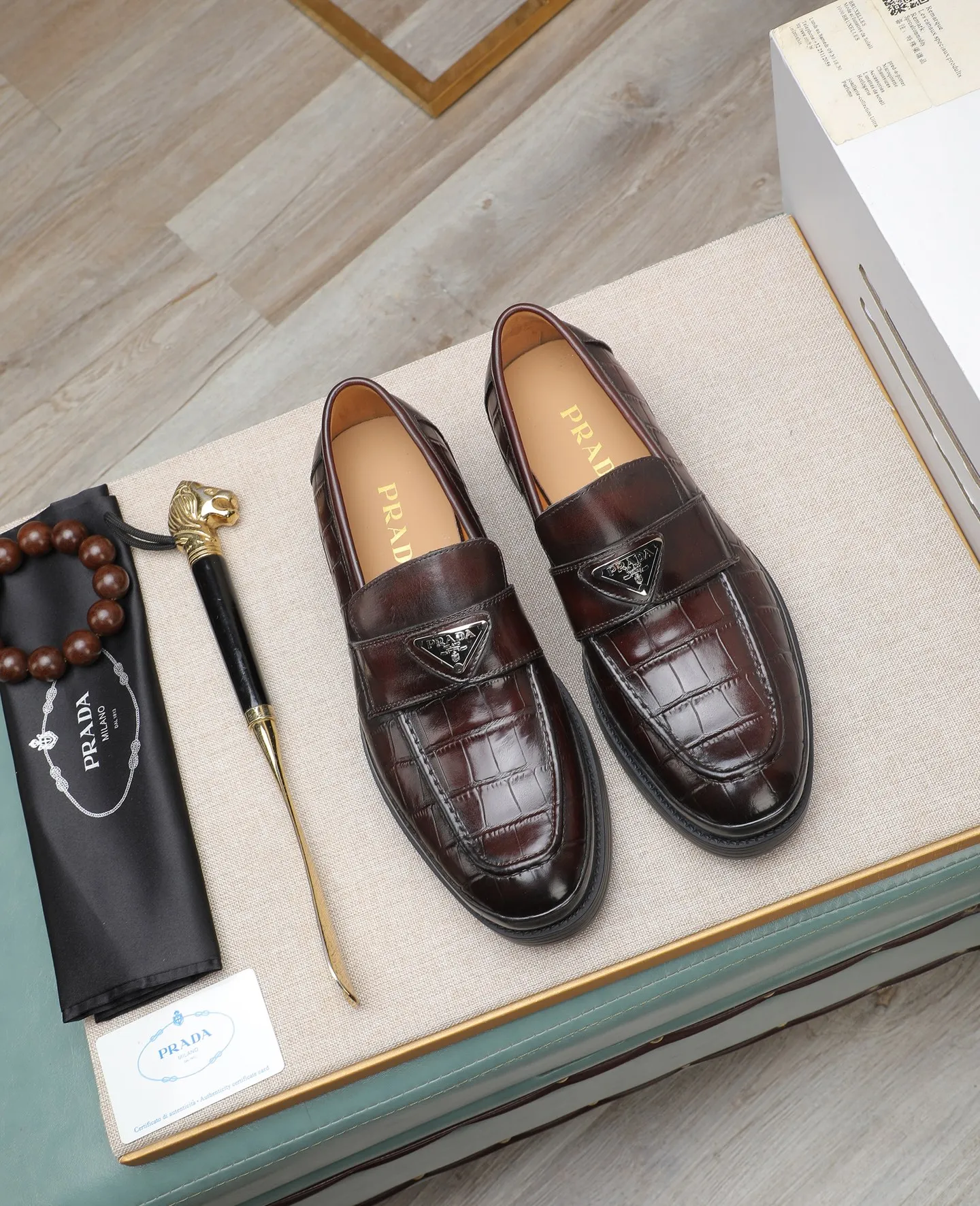 Men's men's shoes💰540 PRADA Prada's new spring casual leather shoes. Original purchase, development and production. Prada's men's classic series. Technical breathable fabrics with cowhide. Casual sports shoes. Casual shoes. Sports dad shoes combine high-tech breathable materials and cowhide. P's exclusive button decoration on the side. The outsole is full of P italic design and bright colors to show vitality and continue the brand design inspiration. Stroll around the city lightly and feel free and comfortable. Delivered in exquisite packaging 🛍📦 ▪️Fabric: original customized calfskin with breathable material ▪️Inner lining: cowhide lining ➕cowhide feet ▪️Outsole: open-molded TPU rubber material ▪️Sole thickness: 3.5CM ▪️Size: Men's 38-45 black, brown color available